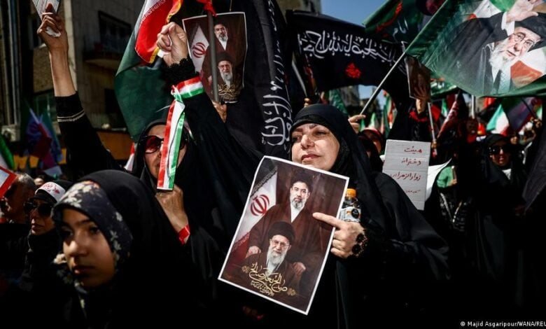 تہران میں آیت اللہ خامنہ ای کے ایصالِ ثواب کے لیے ہزاروں افراد کی شرکت، 40 روزہ سوگ کی تقریبات عروج پر