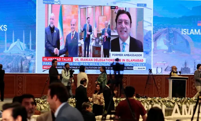 امریکہ اور ایران پاکستانی دارالحکومت اسلام آباد میں تاریخی براہ راست مذاکرات ایرانی پیشگی شرائط پوری کیے جانے کے بعد شروع کیے گئے.