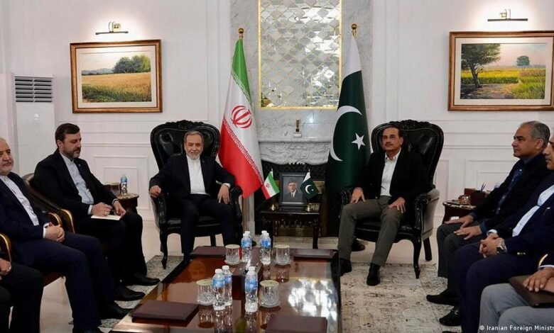 ایران-امریکہ کشیدگی: اسلام آباد میں سفارتی سرگرمیاں تیز، براہِ راست ملاقات کی تردید