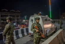 22 اپریل 2025 کو پہلگام کی پُرسکون وادی میں پیش آنے والے واقعے کو مختلف حلقوں کی جانب سے فالس فلیگ آپریشن قرار دیا جا رہا ہے۔ان دعوؤں کے مطابق یہ ایک منظم سازش تھی جس میں بھارت نے مبینہ طور پر اپنے ہی شہریوں کو نشانہ بنا کر سیاسی فائدہ حاصل کرنے کی کوشش کی۔ رپورٹس میں کہا گیا ہے کہ اس واقعے کو سیاسی و مالی مفادات، خصوصاً رافیل سمیت دفاعی معاہدوں کو آگے بڑھانے کے لیے استعمال کیا گیا۔ ناقدین کے مطابق بھارتی حکومت نے داخلی مسائل سے توجہ ہٹانے کے لیے ماضی کے طریقہ کار کو دہراتے ہوئے اس واقعے کو ایک بیانیے کے طور پر پیش کیا۔ تجزیہ کاروں کا کہنا ہے کہ واقعے کے فوراً بعد ایف آئی آر کے اندراج کی رفتار اور نوعیت نے شکوک کو جنم دیا جس سے اسے ایک طے شدہ منصوبہ قرار دیا جا رہا ہے۔ مزید یہ بھی کہا جا رہا ہے کہ ایسے علاقے میں جہاں سات لاکھ سے زائد بھارتی فوج تعینات ہے، سیکیورٹی میں مبینہ نرمی نے کئی سوالات اٹھا دیے ہیں۔ اطلاعات کے مطابق حملہ آوروں کا باآسانی آنا اور نکل جانا بھی محض اتفاق نہیں بلکہ ایک منظم حکمت عملی کا حصہ قرار دیا جا رہا ہے۔ ناقدین بھارت پر یہ الزام بھی عائد کرتے ہیں کہ وہ ماضی میں اڑی 2016ء اور پلوامہ 2019ء جیسے واقعات میں بھی اسی نوعیت کی حکمت عملی اختیار کر چکا ہے۔ بیانات میں یہ مؤقف بھی سامنے آیا ہے کہ اس واقعے سے ظاہر ہوتا ہے کہ مودی حکومت کے لیے سیاسی مفادات کو انسانی جانوں پر ترجیح حاصل ہے۔ پاکستان کی جانب سے اس واقعے کی شفاف اور مشترکہ تحقیقات کی پیشکش بھی کی گئی جسے بھارت نے مسترد کر دیا۔ دوسری جانب کچھ مبصرین کا کہنا ہے کہ عالمی سطح پر اس واقعے کے بعد بھارت کے مؤقف کو متوقع پذیرائی نہیں ملی۔ ماہرین کے مطابق یہ واقعہ ممکنہ طور پر بہار کے انتخابات میں سیاسی فائدہ حاصل کرنے کے لیے ترتیب دیا گیا، جبکہ ناقدین کا کہنا ہے کہ ماضی کے واقعات سے کوئی سبق نہیں سیکھا گیا۔ پہلگام فالس فلیگ آپریشن بھارت کا منصوبہ بندی سے کیا گیا ڈرامہ تھا۔تفصیلات کے مطابق 22 اپریل 2025 کو بھارت نے پہلگام کی پُرسکون وادی کو فالس فلیگ آپریشن کر کے خون میں نہلا دیا،پہلگام فالس فلیگ ایک منظم سازش تھی جس میں بھارت نے اپنے ہی شہریوں کو ہلاک کرکے سیاسی فائدہ اٹھایا۔پہلگام فالس فلیگ کو سیاسی و مالی مفادات، خصوصاً فرانسیسی ساختہ رافیل لڑاکا طیاروں کی خریداری سمیت دفاعی معاہدوں کو آگے بڑھانے کے لیے استعمال کیا گیا۔بھارتی حکومت نے داخلی مسائل سے توجہ ہٹانے کیلئے پرانا ہتھکنڈہ استعمال کرتے ہوئے پہلگام فالس فلیگ کا ڈرامہ رچایا۔ پہلگام فالس فلیگ کے بعد جس تیزی سے ایف آئی آر درج ہوئی اس سے ثابت ہوتا ہے کہ یہ طے شدہ منصوبہ تھا۔ایک ایسا علاقہ جہاں 7 لاکھ سےزیادہ بھارتی فوجی تعینات ہیں، میں جان بوجھ کر سکیورٹی کمزور کی گئی تاکہ منصوبہ کامیاب ہوسکے۔حملہ آوروں کا آنا اور آرام سے نکل جانا کسی اتفاق کا نتیجہ نہیں بلکہ ایک طے شدہ منصوبہ تھا۔ب ھارت 2016ء میں اوڑی،2019ء میں پلوامہ اور2025ء میں پہلگام جیسے فالس فلیگ کرنے میں تاریخ رکھتا ہے۔پہلگام فالس فلیگ سے ثابت ہوتا ہے کہ مودی حکومت کیلئے انسانی جانوں سے زیادہ سیاسی مفادات کو ترجیح حاصل ہے،پاکستان نے پہلگام فالس فلیگ کی شفافت اور مشترکہ تحقیقات کی پیش کش کی جو بھارت نے سچ سامنے آنے کے ڈر سے مسترد کردی۔ پہلگام فالس فلیگ کے بعد دنیا نے بھارت کے مظلومیت پر مبنی جھوٹے بیانیہ کو یکسر مسترد کردیا۔ماہرین کے مطابق پہلگام فالس فلیگ دراصل مودی حکومت نے بہار انتخابات جیتنے کیلئے کرایا ۔ پہلگام فالس فلیگ ثابت کرتا ہے کہ مودی حکومت نے اوڑی اور پلوامہ ڈرامے سے کوئی سبق نہیں سیکھا۔