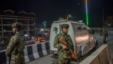 22 اپریل 2025 کو پہلگام کی پُرسکون وادی میں پیش آنے والے واقعے کو مختلف حلقوں کی جانب سے فالس فلیگ آپریشن قرار دیا جا رہا ہے۔ان دعوؤں کے مطابق یہ ایک منظم سازش تھی جس میں بھارت نے مبینہ طور پر اپنے ہی شہریوں کو نشانہ بنا کر سیاسی فائدہ حاصل کرنے کی کوشش کی۔ رپورٹس میں کہا گیا ہے کہ اس واقعے کو سیاسی و مالی مفادات، خصوصاً رافیل سمیت دفاعی معاہدوں کو آگے بڑھانے کے لیے استعمال کیا گیا۔ ناقدین کے مطابق بھارتی حکومت نے داخلی مسائل سے توجہ ہٹانے کے لیے ماضی کے طریقہ کار کو دہراتے ہوئے اس واقعے کو ایک بیانیے کے طور پر پیش کیا۔ تجزیہ کاروں کا کہنا ہے کہ واقعے کے فوراً بعد ایف آئی آر کے اندراج کی رفتار اور نوعیت نے شکوک کو جنم دیا جس سے اسے ایک طے شدہ منصوبہ قرار دیا جا رہا ہے۔ مزید یہ بھی کہا جا رہا ہے کہ ایسے علاقے میں جہاں سات لاکھ سے زائد بھارتی فوج تعینات ہے، سیکیورٹی میں مبینہ نرمی نے کئی سوالات اٹھا دیے ہیں۔ اطلاعات کے مطابق حملہ آوروں کا باآسانی آنا اور نکل جانا بھی محض اتفاق نہیں بلکہ ایک منظم حکمت عملی کا حصہ قرار دیا جا رہا ہے۔ ناقدین بھارت پر یہ الزام بھی عائد کرتے ہیں کہ وہ ماضی میں اڑی 2016ء اور پلوامہ 2019ء جیسے واقعات میں بھی اسی نوعیت کی حکمت عملی اختیار کر چکا ہے۔ بیانات میں یہ مؤقف بھی سامنے آیا ہے کہ اس واقعے سے ظاہر ہوتا ہے کہ مودی حکومت کے لیے سیاسی مفادات کو انسانی جانوں پر ترجیح حاصل ہے۔ پاکستان کی جانب سے اس واقعے کی شفاف اور مشترکہ تحقیقات کی پیشکش بھی کی گئی جسے بھارت نے مسترد کر دیا۔ دوسری جانب کچھ مبصرین کا کہنا ہے کہ عالمی سطح پر اس واقعے کے بعد بھارت کے مؤقف کو متوقع پذیرائی نہیں ملی۔ ماہرین کے مطابق یہ واقعہ ممکنہ طور پر بہار کے انتخابات میں سیاسی فائدہ حاصل کرنے کے لیے ترتیب دیا گیا، جبکہ ناقدین کا کہنا ہے کہ ماضی کے واقعات سے کوئی سبق نہیں سیکھا گیا۔ پہلگام فالس فلیگ آپریشن بھارت کا منصوبہ بندی سے کیا گیا ڈرامہ تھا۔تفصیلات کے مطابق 22 اپریل 2025 کو بھارت نے پہلگام کی پُرسکون وادی کو فالس فلیگ آپریشن کر کے خون میں نہلا دیا،پہلگام فالس فلیگ ایک منظم سازش تھی جس میں بھارت نے اپنے ہی شہریوں کو ہلاک کرکے سیاسی فائدہ اٹھایا۔پہلگام فالس فلیگ کو سیاسی و مالی مفادات، خصوصاً فرانسیسی ساختہ رافیل لڑاکا طیاروں کی خریداری سمیت دفاعی معاہدوں کو آگے بڑھانے کے لیے استعمال کیا گیا۔بھارتی حکومت نے داخلی مسائل سے توجہ ہٹانے کیلئے پرانا ہتھکنڈہ استعمال کرتے ہوئے پہلگام فالس فلیگ کا ڈرامہ رچایا۔ پہلگام فالس فلیگ کے بعد جس تیزی سے ایف آئی آر درج ہوئی اس سے ثابت ہوتا ہے کہ یہ طے شدہ منصوبہ تھا۔ایک ایسا علاقہ جہاں 7 لاکھ سےزیادہ بھارتی فوجی تعینات ہیں، میں جان بوجھ کر سکیورٹی کمزور کی گئی تاکہ منصوبہ کامیاب ہوسکے۔حملہ آوروں کا آنا اور آرام سے نکل جانا کسی اتفاق کا نتیجہ نہیں بلکہ ایک طے شدہ منصوبہ تھا۔ب ھارت 2016ء میں اوڑی،2019ء میں پلوامہ اور2025ء میں پہلگام جیسے فالس فلیگ کرنے میں تاریخ رکھتا ہے۔پہلگام فالس فلیگ سے ثابت ہوتا ہے کہ مودی حکومت کیلئے انسانی جانوں سے زیادہ سیاسی مفادات کو ترجیح حاصل ہے،پاکستان نے پہلگام فالس فلیگ کی شفافت اور مشترکہ تحقیقات کی پیش کش کی جو بھارت نے سچ سامنے آنے کے ڈر سے مسترد کردی۔ پہلگام فالس فلیگ کے بعد دنیا نے بھارت کے مظلومیت پر مبنی جھوٹے بیانیہ کو یکسر مسترد کردیا۔ماہرین کے مطابق پہلگام فالس فلیگ دراصل مودی حکومت نے بہار انتخابات جیتنے کیلئے کرایا ۔ پہلگام فالس فلیگ ثابت کرتا ہے کہ مودی حکومت نے اوڑی اور پلوامہ ڈرامے سے کوئی سبق نہیں سیکھا۔