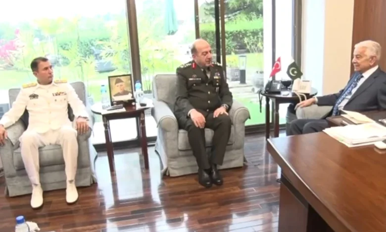 وزیرِ دفاع خواجہ آصف سے ترک جنرل کی ملاقات،اسٹریٹجک شراکت داری مزید مستحکم بنانے کا عزم
