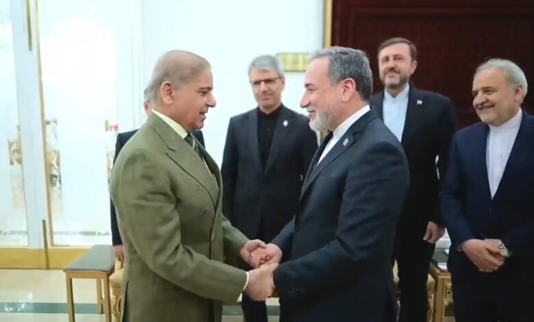 وزیراعظم شہباز شریف اور ایرانی وزیر خارجہ عباس عراقچی کی اہم ملاقات، خطے کی صورتحال پر مشاورت