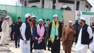 گورنر خیبر پختونخوا کا لاہور کے مذہبی و تاریخی مقامات کا دورہ داتا دربار اور بادشاہی مسجد میں حاضری، انتظامات پر اطمینان کا اظہار