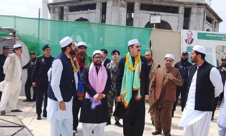 گورنر خیبر پختونخوا کا لاہور کے مذہبی و تاریخی مقامات کا دورہ داتا دربار اور بادشاہی مسجد میں حاضری، انتظامات پر اطمینان کا اظہار