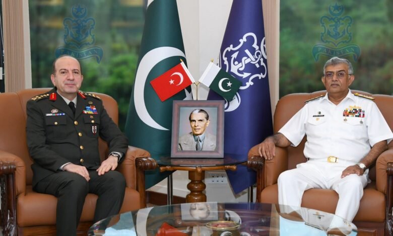 پاک–ترک دفاعی تعلقات میں پیش رفت: ترک ڈپٹی چیف آف جنرل اسٹاف کا نیول ہیڈ کوارٹرز اسلام آباد کا دورہ