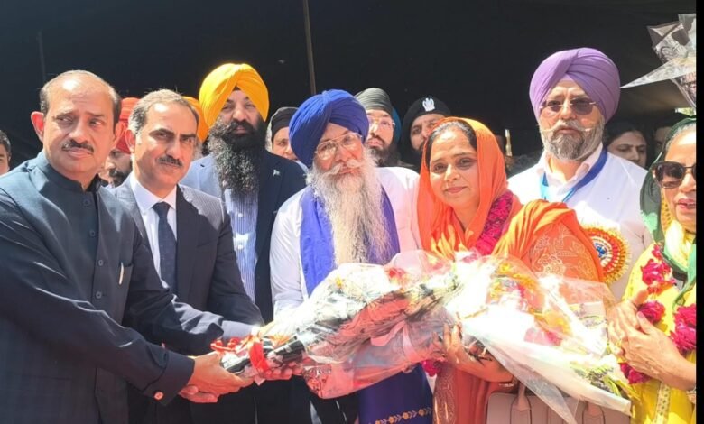 وساکھی میلہ اور 327 ویں خالصہ دن کی تقریبات میں شرکت کے لیے بھارت سے سکھ یاتری واہگہ بارڈر کے راستے پاکستان پہنچ گئے