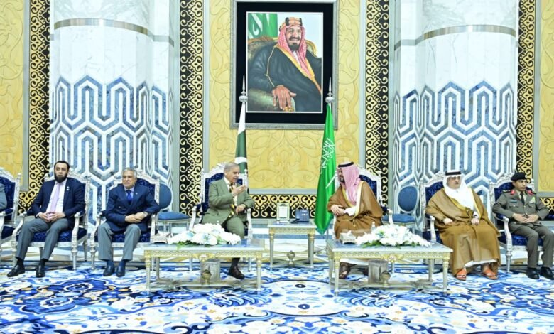 وزیراعظم شہباز شریف جدہ پہنچ گئے، سعودی قیادت سے اہم ملاقاتیں اور علاقائی و عالمی امور پر تبادلہ خیال متوقع