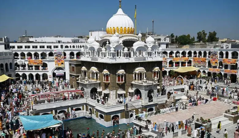 بھارتی اور پاکستانی سکھ بیساکھی کا تہوار منانے حسن ابدال پہنچ گئے