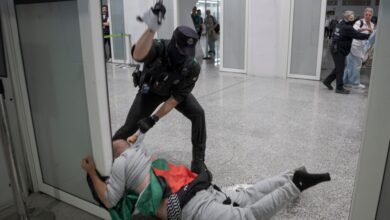بار سلونا میں بلباؤ ایئرپورٹ پر غزہ فلوٹیلا کارکنوں اور پولیس میں تصادم، متعدد افراد حراست میں لے لیے گئے
