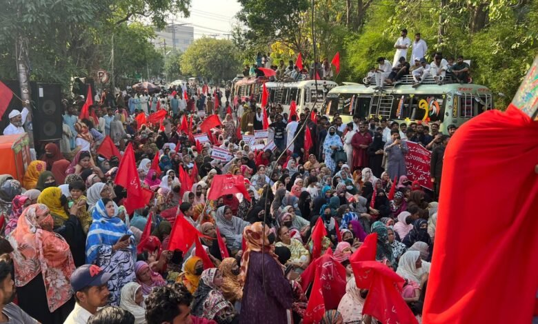 لاہور میں حقوقِ خلق پارٹی کا بڑا مظاہرہ، کم از کم اجرت 70 ہزار کرنے کا مطالبہ