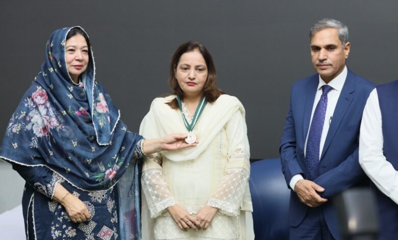 پروفیسر ڈاکٹر عظمیٰ خانم قائداعظم گولڈ میڈل سے نواز دی گئیں، تعلیمی و انتظامی خدمات کا شاندار اعتراف