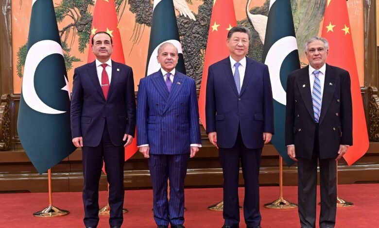 وزیراعظم شہباز شریف کی صدر شی جن پنگ سے اہم ملاقات، بیجنگ میں تیانمن سکوائر پر عوامی جمہوریہ چین کے ہیروز کی یادگار پر حاضری