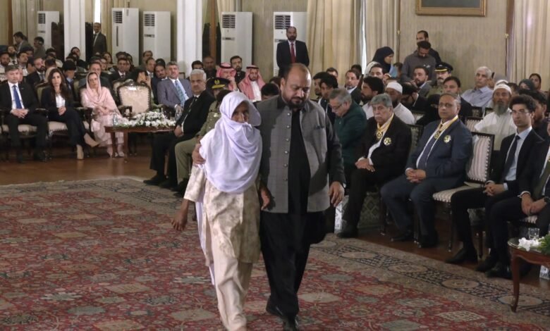 پاکستان کے کوہاٹ کے بہادر شہری لیاقت علی شہید کو ستارۂ شجاعت عطا، صدرِ پاکستان نے والدہ کے حوالے کیا قومی اعزاز