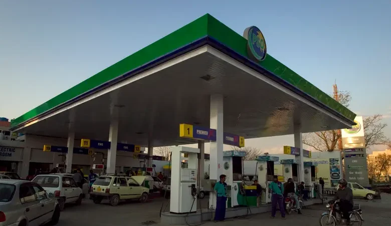 حکومت پاکستان نے تیل کی قیمتوں میں بڑی کمی کا اعلان کر دیا
