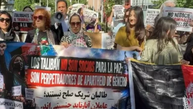 افغان طالبان کے ممکنہ دورہ برسلز کے خلاف سپین میں یورپی پارلیمنٹ کے دفترکے باہر احتجاج