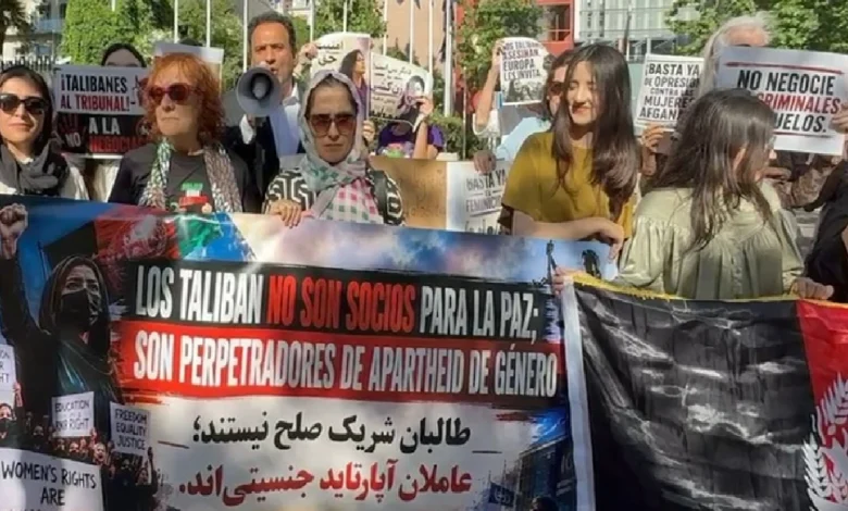 افغان طالبان کے ممکنہ دورہ برسلز کے خلاف سپین میں یورپی پارلیمنٹ کے دفترکے باہر احتجاج