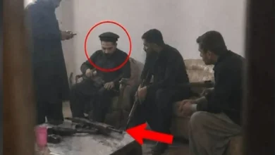کالعدم جوائنٹ ایکشن کمیٹی کے سرغنہ امان کی ساتھیوں کے ہمراہ ممنوعہ اسلحہ کے تصویر سامنے آگئی