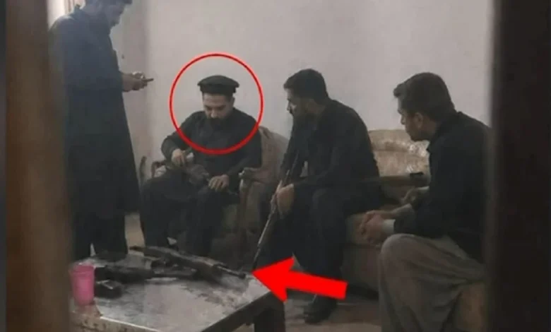 کالعدم جوائنٹ ایکشن کمیٹی کے سرغنہ امان کی ساتھیوں کے ہمراہ ممنوعہ اسلحہ کے تصویر سامنے آگئی