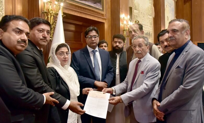 پنجاب حکومت کی جانب سے وکلاء برادری کے لیے گرانٹس کا اجراء، صوبائی وزیر قانون رانا محمد اقبال خان نے کروڑوں روپے مالیت کے چیک تقسیم کر دیے