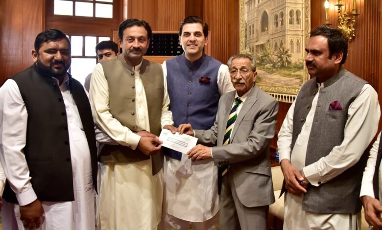حکومت پنجاب کا وکلاء برادری کی فلاح و بہبود کے لیے ایک اور اہم اقدام، مختلف بار ایسوسی ایشنز میں گرانٹس کے چیکس تقسیم