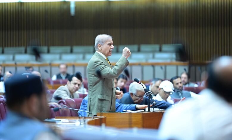 وزیراعظم شہباز شریف کی قوم، سیاسی و عسکری قیادت کو مبارکباد، پٹرولیم مصنوعات کی قیمتوں میں نمایاں کمی کا اعلان