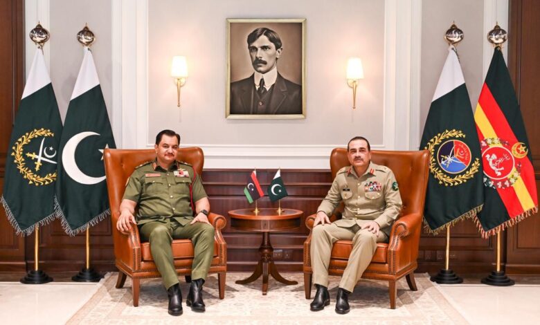 لیبیا اور پاکستان کے درمیان دفاعی تعاون کے فروغ پر اتفاق، لیفٹیننٹ جنرل صدام خلیفہ حفتر کی جی ایچ کیو میں فیلڈ مارشل عاصم منیر سے ملاقات