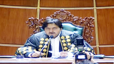 تجزیہ: کیا غیر جانبدارانہ طرزِ عمل اسپیکر پنجاب اسمبلی ملک احمد خان کے لیے سیاسی چیلنج بنتا جا رہا ہے؟