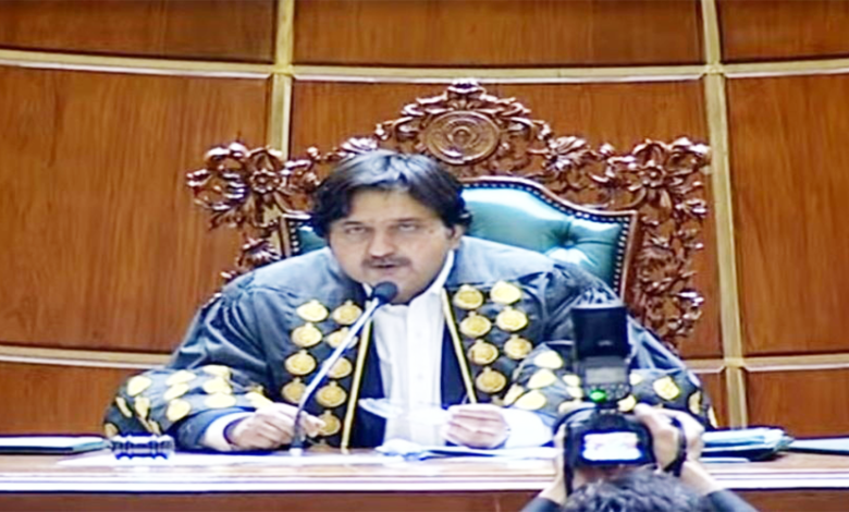 تجزیہ: کیا غیر جانبدارانہ طرزِ عمل اسپیکر پنجاب اسمبلی ملک احمد خان کے لیے سیاسی چیلنج بنتا جا رہا ہے؟