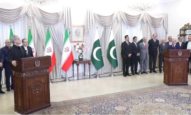 "اسلام آباد مفاہمتی یادداشت امن اور ترقی کی نئی راہیں کھولے گی، پاکستان اور ایران امن دشمن عناصر کے خلاف متحد ہیں: شہباز شریف، مسعود پزشکیان"