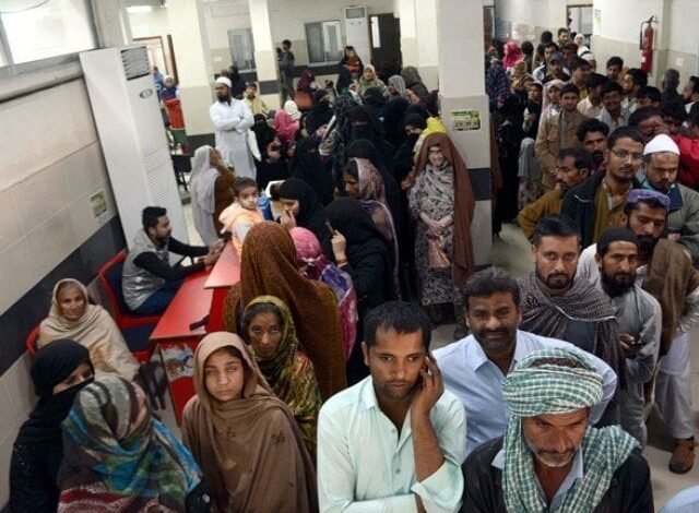 پنجاب کا 550 ارب روپے سے زائد صحت بجٹ، مگر سرکاری اسپتالوں میں مریض آج بھی قطاروں، ادویات کی قلت اور طویل انتظار سے پریشان