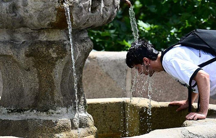فرانس میں شدید گرمی کی لہر: ہلاکتوں میں 30 فیصد اضافہ، حکومت کو تحریکِ عدم اعتماد کا سامنا