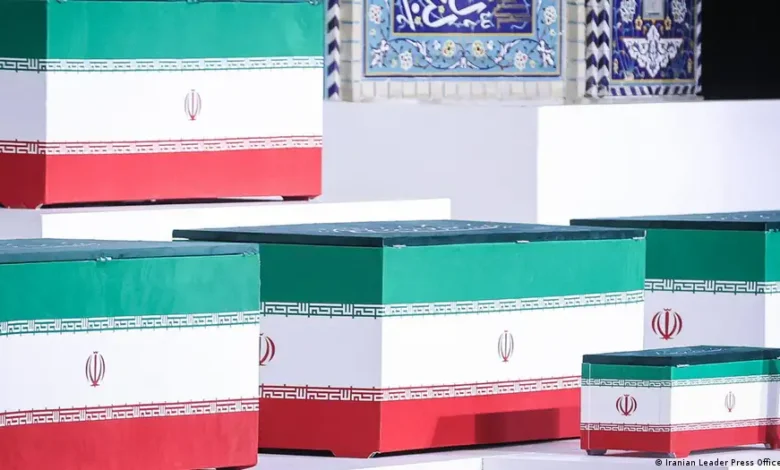 پریم لیڈر آیت اللہ علی خامنہ ای ے ساتھ رکھے گئے دیگر تابوت کن افراد کے ہیں؟