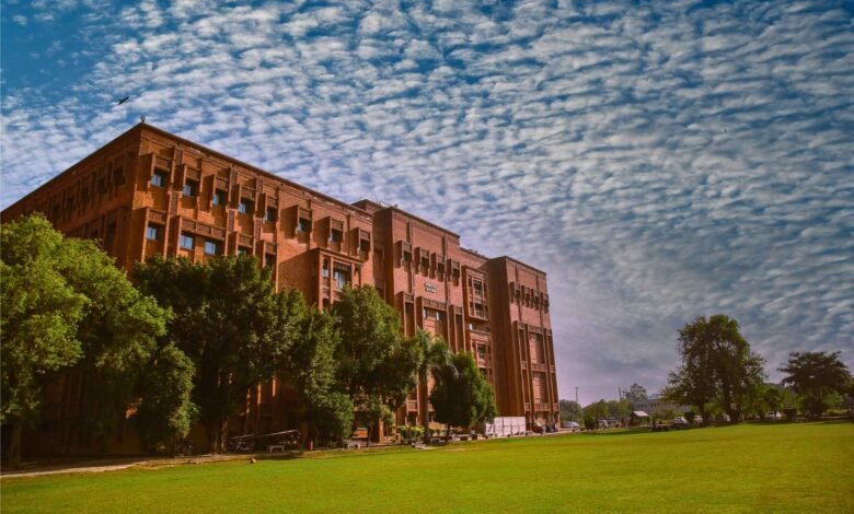 خوابوں اور ڈگریوں کے درمیان: ایف سی سی یو نے مالی معاونت اور اسکالرشپس کے ذریعے اعلیٰ تعلیم کو مزید قابلِ رسائی بنا دیا