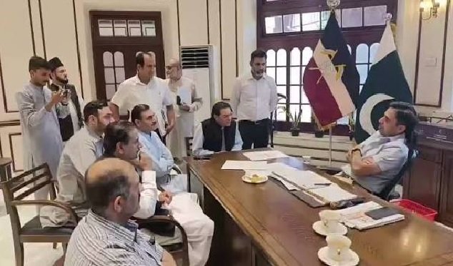 پاکستانی سوشل میڈیا پر ڈپٹی کمشنر لاہور کی نشست پر غیر ضروری تنقید، حقائق اور سیاق و سباق کو نظر انداز کرنے پر سوالات