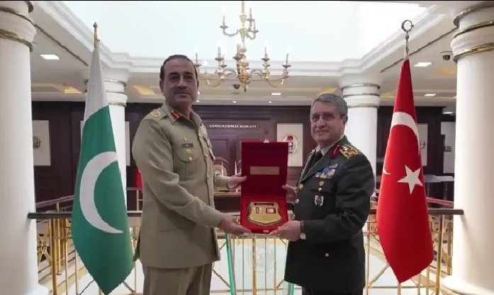 ترکی کے چیف آف جنرل اسٹاف کی فیلڈ مارشل سید عاصم منیر کا پرتپاک استقبال، گارڈ آف آنر پیش، دفاعی تعاون کے فروغ پر زور