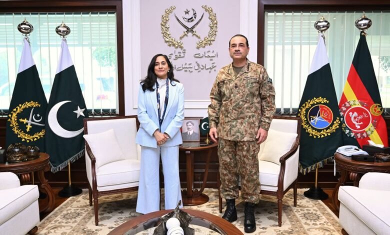 کینیڈا کی وزیر خارجہ انیتا آنند کی جی ایچ کیو آمد، فیلڈ مارشل سید عاصم منیر سے اہم ملاقات