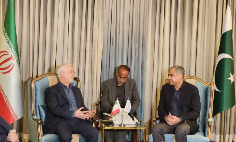 ایران کے وزیر داخلہ اسکندر مومنی اعلیٰ سطحی وفد کے ہمراہ پاکستان پہنچ گئے، دوطرفہ تعلقات، سرحدی تعاون اور علاقائی صورتحال پر اہم ملاقاتیں متوقع