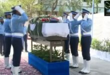اسلام آباد: شہید ہونے والے پاک فضائیہ کے گروپ کیپٹن عاصم طارق مکمل فوجی اعزاز کے ساتھ سپردِ خاک