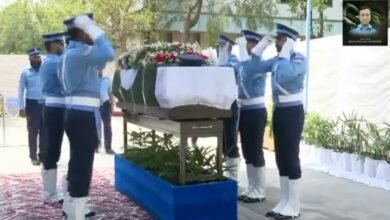 اسلام آباد: شہید ہونے والے پاک فضائیہ کے گروپ کیپٹن عاصم طارق مکمل فوجی اعزاز کے ساتھ سپردِ خاک