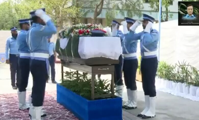 اسلام آباد: شہید ہونے والے پاک فضائیہ کے گروپ کیپٹن عاصم طارق مکمل فوجی اعزاز کے ساتھ سپردِ خاک