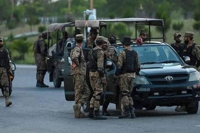 خیبر پختونخوا اور بلوچستان میں سیکیورٹی فورسز کی مشترکہ کارروائیاں، گزشتہ 24 گھنٹوں میں 32 مبینہ دہشت گرد ہلاک، اسلحہ اور بارودی مواد بھی تباہ