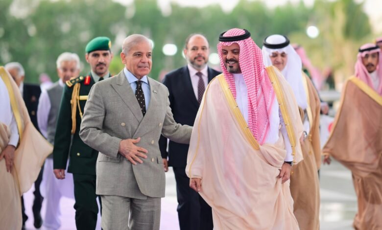 وزیراعظم شہباز شریف سعودی ولی عہد کی دعوت پر جدہ پہنچ گئے، پاک۔سعودی تعلقات، اقتصادی تعاون، سرمایہ کاری اور علاقائی امن پر اہم ملاقاتیں متوقع