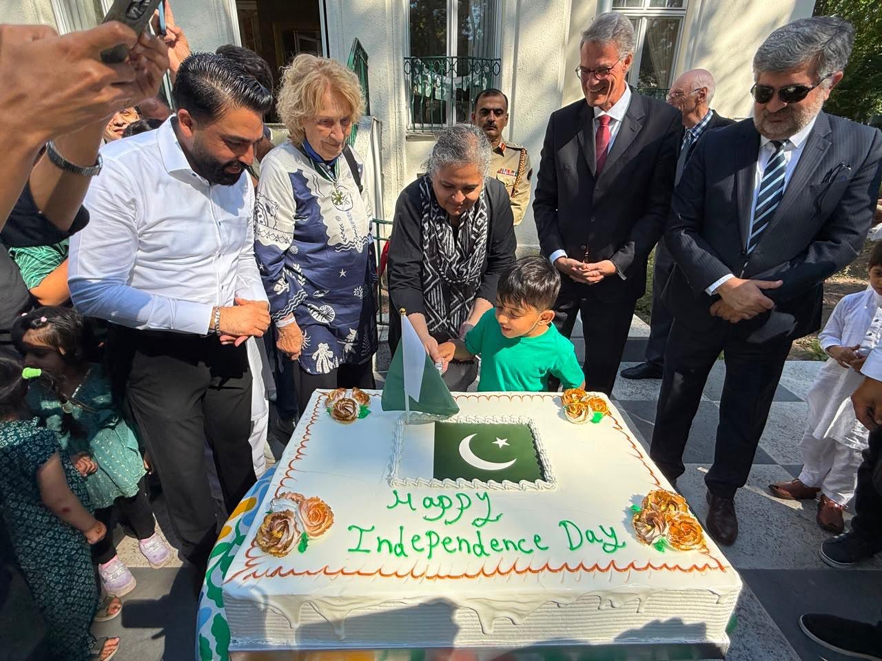 برلن میں سفارتخانہ پاکستان میں جشنِ آزادی کی پُروقار تقریب، سفیرِ پاکستان ثقلین سیدہ کی پرچم کشائی