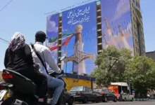 امریکہ اور ایران میں کشیدگی برقرار، نئی پابندیوں اور سفارتی راستے پر ایک ساتھ زور