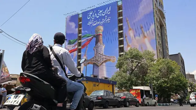 امریکہ اور ایران میں کشیدگی برقرار، نئی پابندیوں اور سفارتی راستے پر ایک ساتھ زور