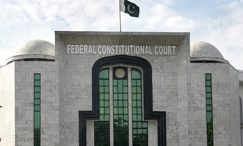 قیدیوں کے علاج کا کیس: وفاقی آئینی عدالت نے بانیٔ پی ٹی آئی سمیت متعلقہ مقدمات کا ریکارڈ طلب کرلیا