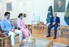 وزیراعظم شہباز شریف سے پمز آتشزدگی واقعے میں نومولود کی جان بچانے والی نرس رضیہ نورین کی ملاقات،تمغہ خدمت کا اعلان اور ایک کروڑ روپے کا چیک دیا