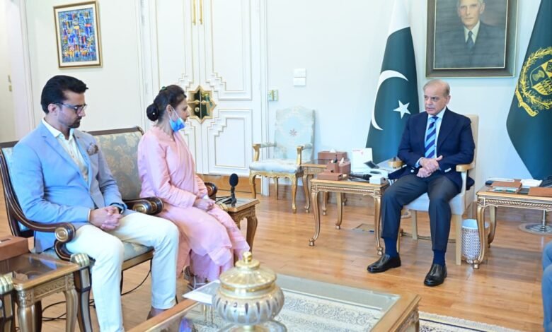 وزیراعظم شہباز شریف سے پمز آتشزدگی واقعے میں نومولود کی جان بچانے والی نرس رضیہ نورین کی ملاقات،تمغہ خدمت کا اعلان اور ایک کروڑ روپے کا چیک دیا