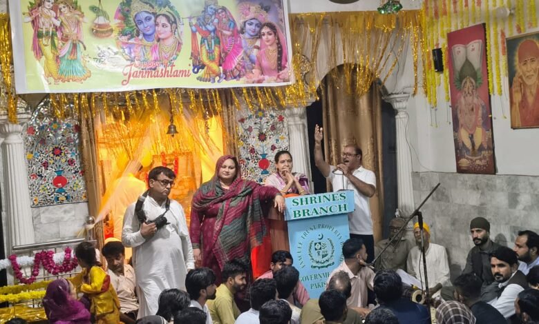 پاکستان بھر کے مندروں میں ہندو برادری نے جنم اشٹمی (شری کرشن بھگوان کے جنم دن) کی تقریبات جوش و جذبے سے منائیں